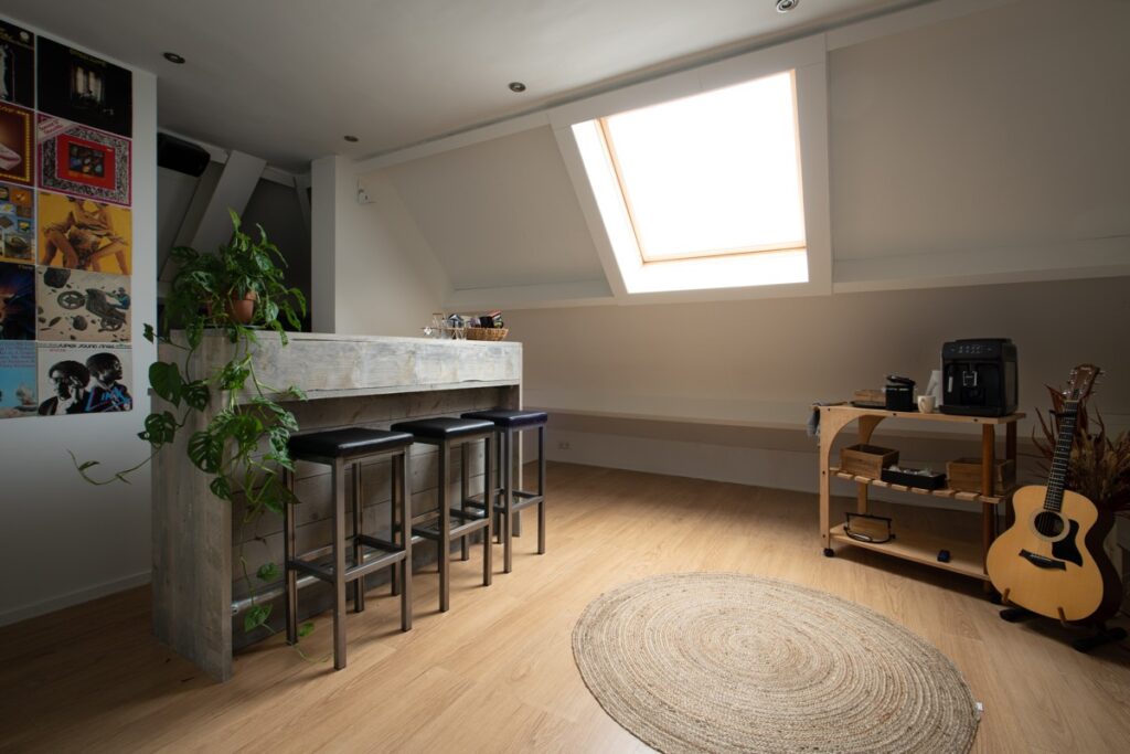 Lounge en bar boven