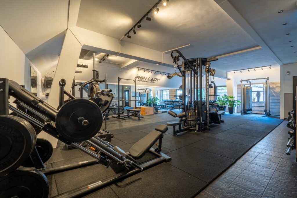 Trainingszaal beneden met krachtstations