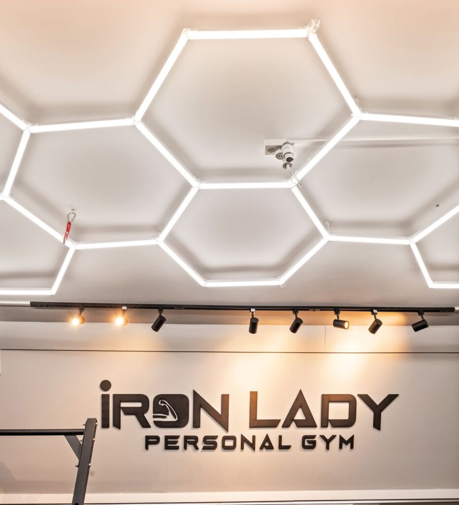 De Iron Lady studio met het logo en de lichtplafonds