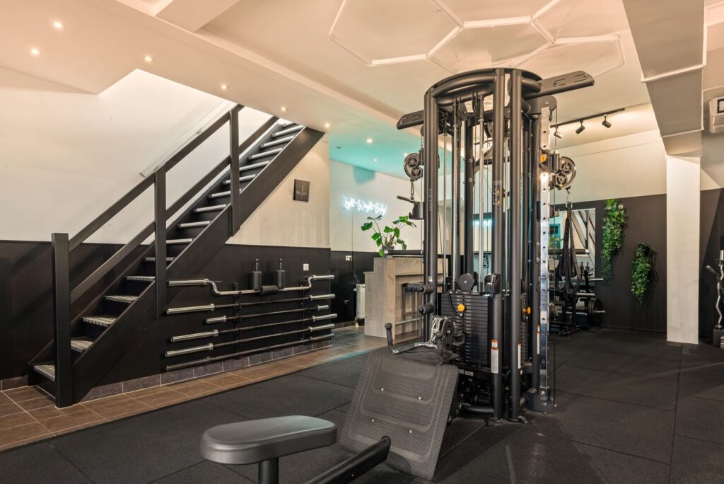 Trainingsruimte met trap naar de lounge